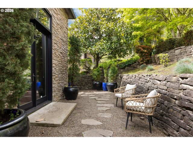 18284 MEADOWLARK Ln, Lake Oswego, OR 97034