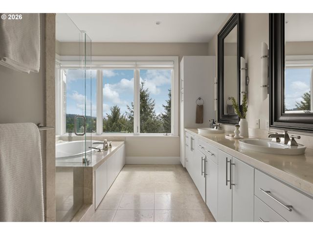 18284 MEADOWLARK Ln, Lake Oswego, OR 97034