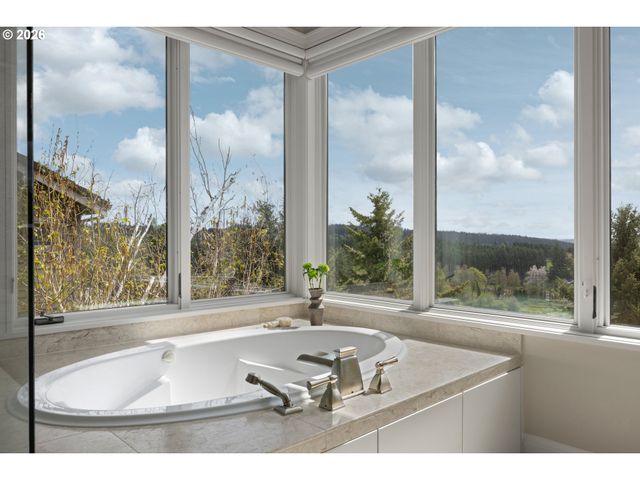 18284 MEADOWLARK Ln, Lake Oswego, OR 97034