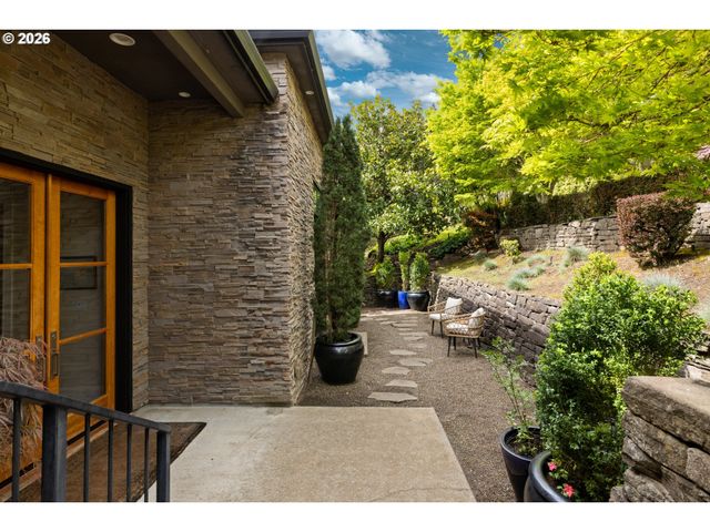 18284 MEADOWLARK Ln, Lake Oswego, OR 97034