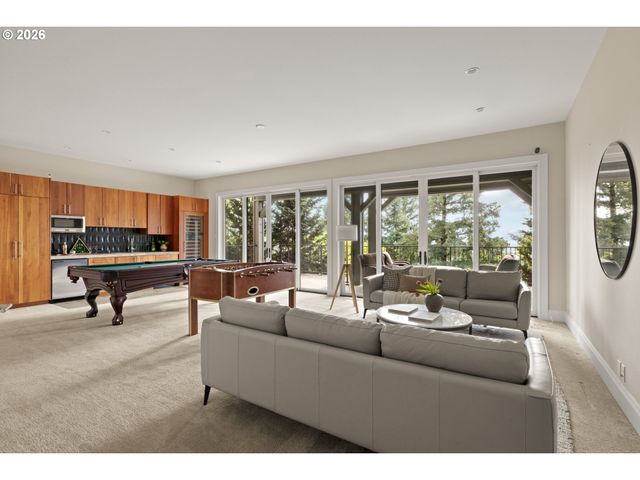 18284 MEADOWLARK Ln, Lake Oswego, OR 97034