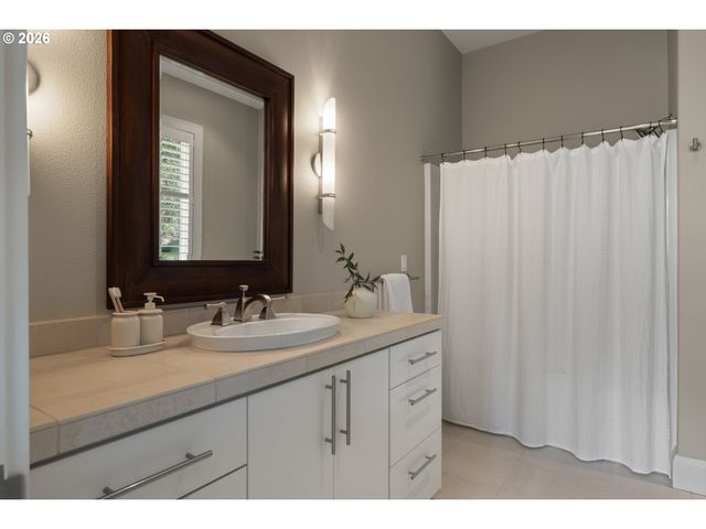 18284 MEADOWLARK Ln, Lake Oswego, OR 97034