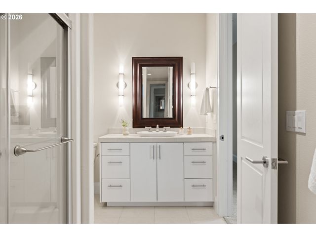 18284 MEADOWLARK Ln, Lake Oswego, OR 97034