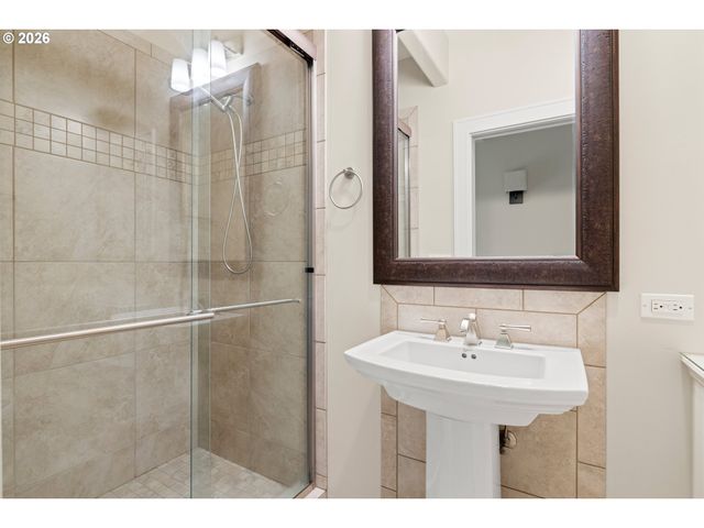 18284 MEADOWLARK Ln, Lake Oswego, OR 97034