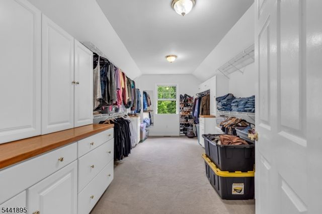 8 Steeplechase Ln, Franklin Twp., NJ 08802