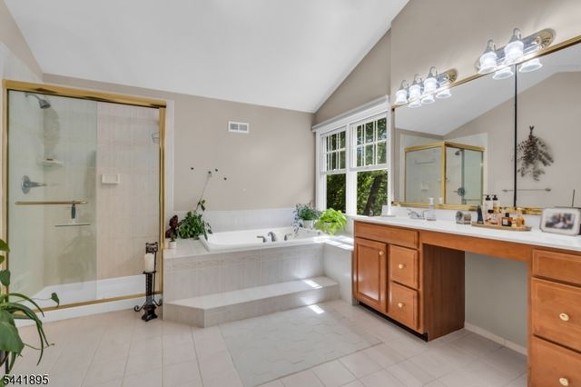8 Steeplechase Ln, Franklin Twp., NJ 08802