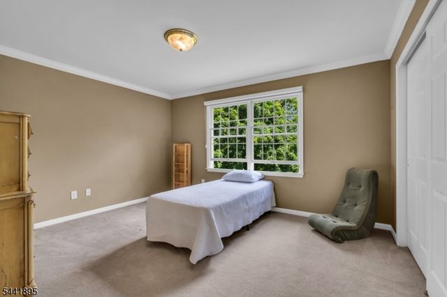8 Steeplechase Ln, Franklin Twp., NJ 08802