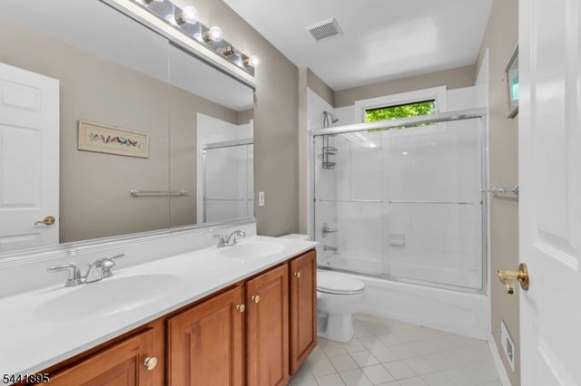 8 Steeplechase Ln, Franklin Twp., NJ 08802