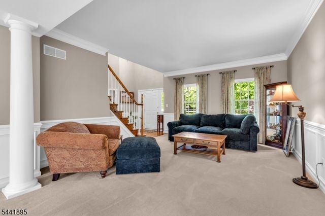 8 Steeplechase Ln, Franklin Twp., NJ 08802