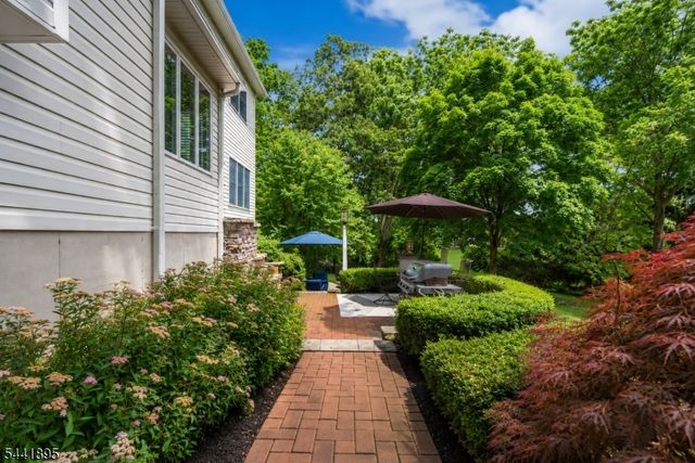 8 Steeplechase Ln, Franklin Twp., NJ 08802