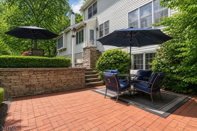 8 Steeplechase Ln, Franklin Twp., NJ 08802