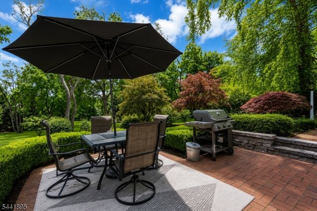 8 Steeplechase Ln, Franklin Twp., NJ 08802