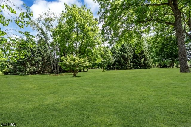 8 Steeplechase Ln, Franklin Twp., NJ 08802