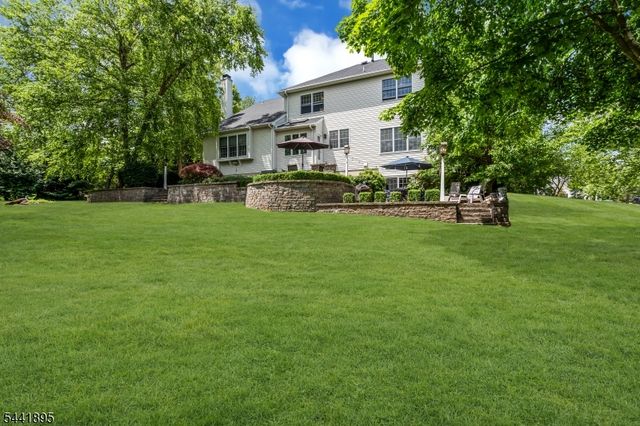 8 Steeplechase Ln, Franklin Twp., NJ 08802