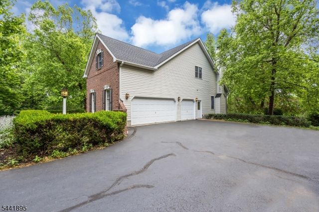 8 Steeplechase Ln, Franklin Twp., NJ 08802