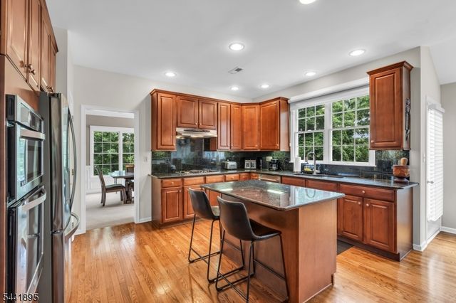 8 Steeplechase Ln, Franklin Twp., NJ 08802