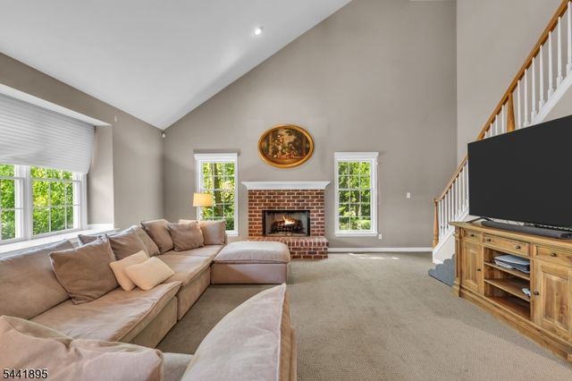 8 Steeplechase Ln, Franklin Twp., NJ 08802