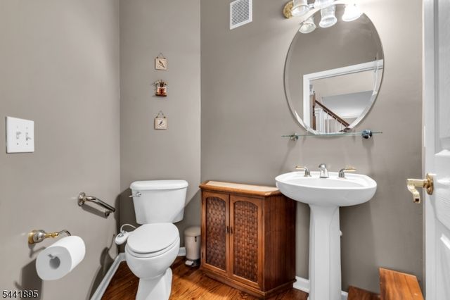 8 Steeplechase Ln, Franklin Twp., NJ 08802