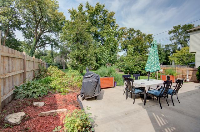 154 S Ellyn Avenue, Glen Ellyn, IL 60137