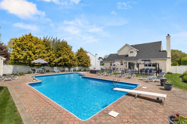 86 Summerfield Drive, Holtsville, NY 11742