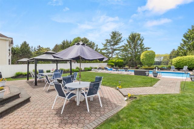 86 Summerfield Drive, Holtsville, NY 11742