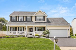 86 Summerfield Drive, Holtsville, NY 11742
