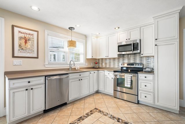 88 Revere St, Hull, MA 02045