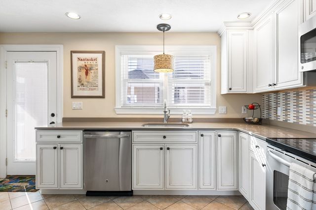 88 Revere St, Hull, MA 02045