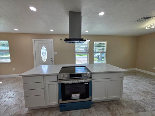 2306 19th Avenue N, Texas City, TX 77590