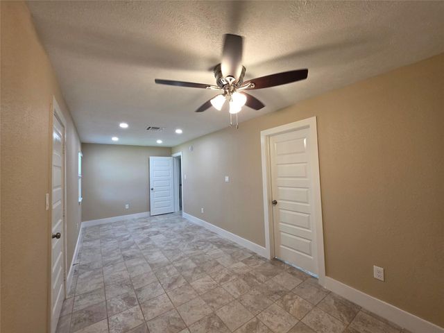 2306 19th Avenue N, Texas City, TX 77590