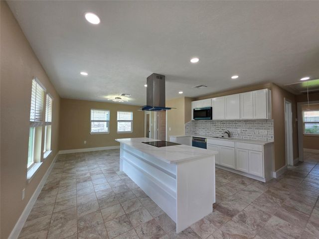 2306 19th Avenue N, Texas City, TX 77590