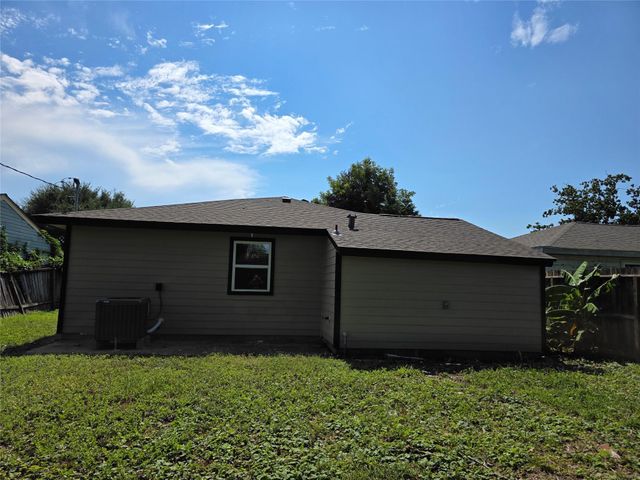 2306 19th Avenue N, Texas City, TX 77590