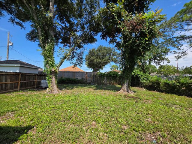 2306 19th Avenue N, Texas City, TX 77590