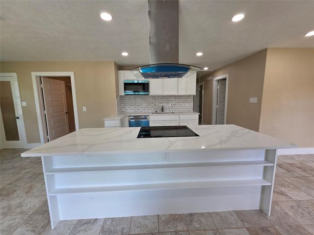 2306 19th Avenue N, Texas City, TX 77590