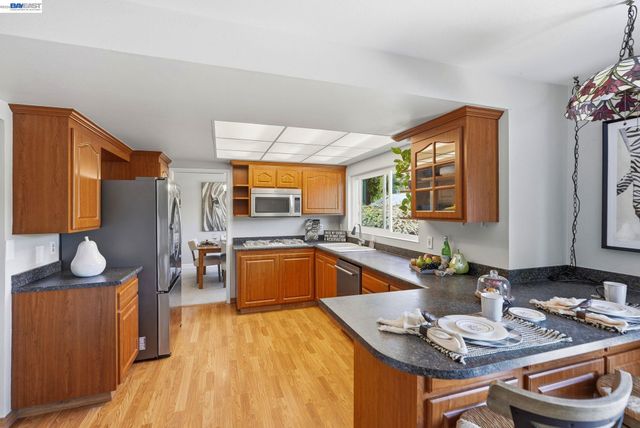 107 Hazelwood Pl, Moraga, CA 94556