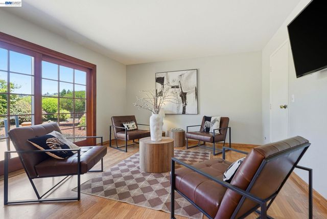 107 Hazelwood Pl, Moraga, CA 94556