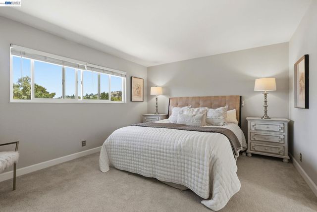 107 Hazelwood Pl, Moraga, CA 94556