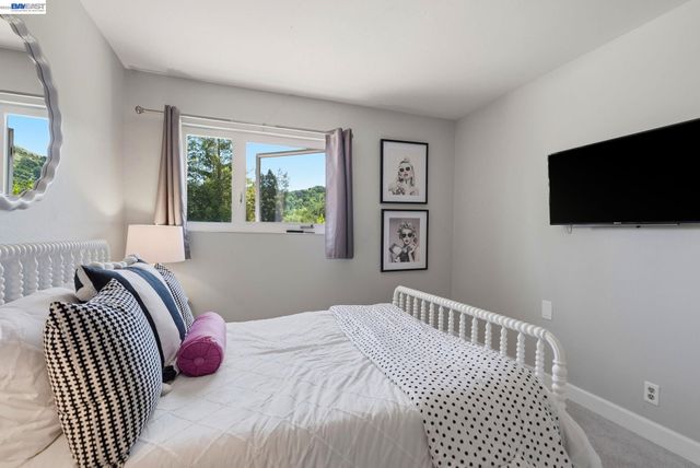 107 Hazelwood Pl, Moraga, CA 94556