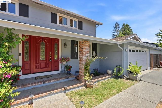 107 Hazelwood Pl, Moraga, CA 94556