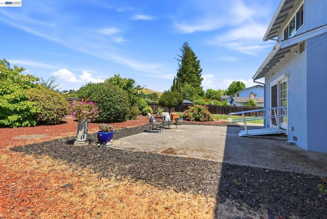 107 Hazelwood Pl, Moraga, CA 94556