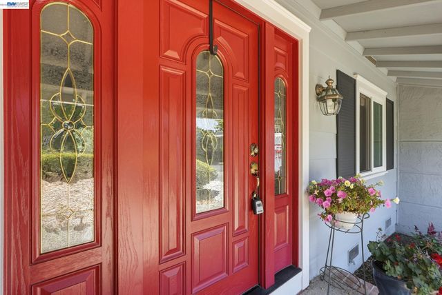 107 Hazelwood Pl, Moraga, CA 94556
