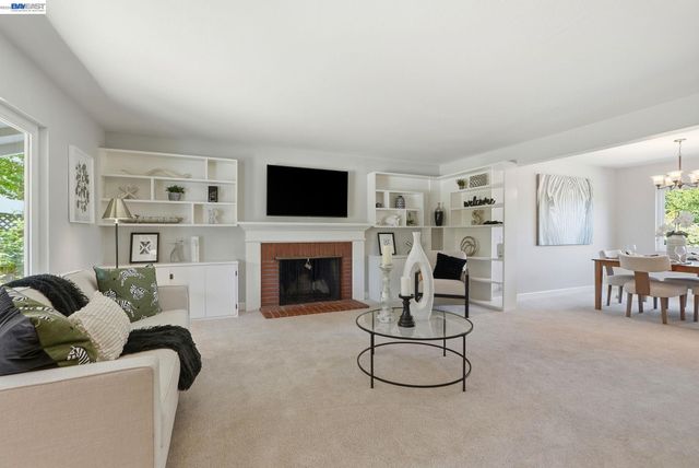 107 Hazelwood Pl, Moraga, CA 94556
