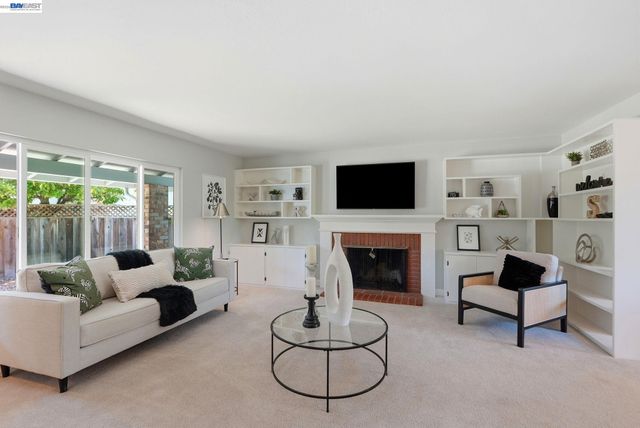 107 Hazelwood Pl, Moraga, CA 94556