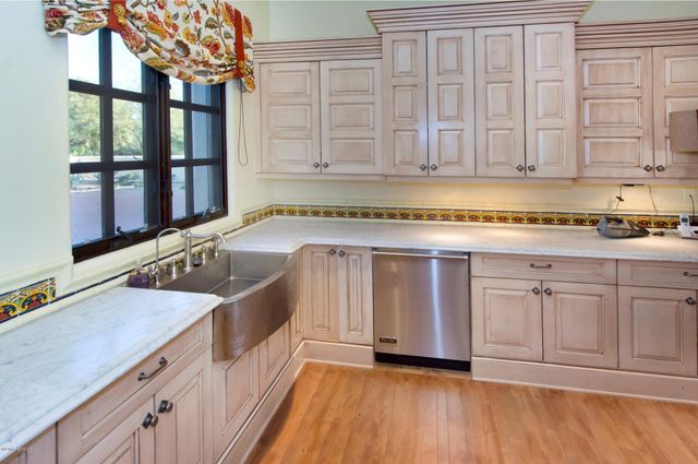 5761 N CASA BLANCA Drive, Paradise Valley, AZ 85253