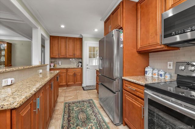 2463 Lindy Road, Westbury, NY 11590