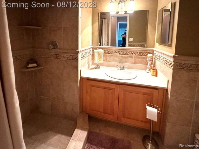 4932 Lake Point Drive, Waterford, MI 48329