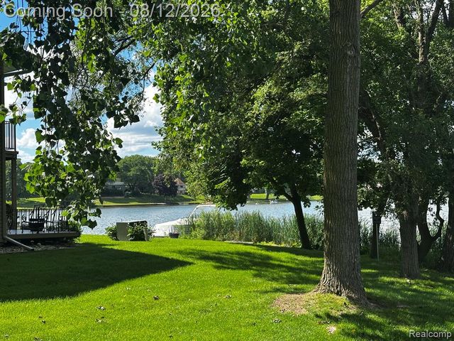 4932 Lake Point Drive, Waterford, MI 48329