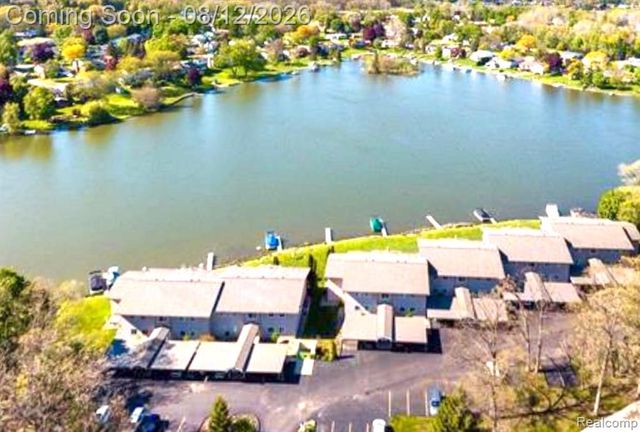 4932 Lake Point Drive, Waterford, MI 48329