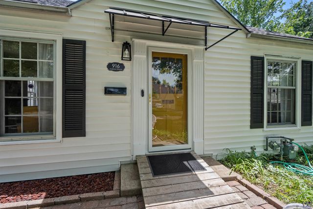 916 SW Anderson TER, Topeka, KS 66606