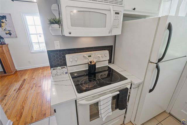 916 SW Anderson TER, Topeka, KS 66606